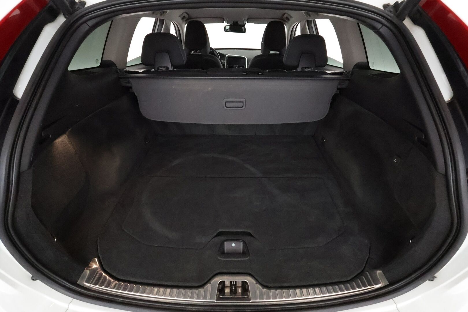 Volvo XC60 2014 D4 AWD Momentum aut **Vakkari / Webasto / Aktiiv. Bi-Xenon / Navi / Koukku / Sähköluukku / Muistipenkki** - Suomi-auto / Kahdet renkaat aluvanteilla