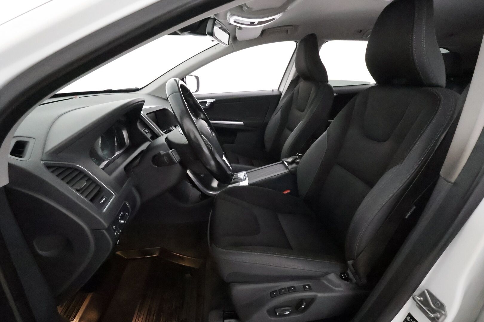 Volvo XC60 2014 D4 AWD Momentum aut **Vakkari / Webasto / Aktiiv. Bi-Xenon / Navi / Koukku / Sähköluukku / Muistipenkki** - Suomi-auto / Kahdet renkaat aluvanteilla