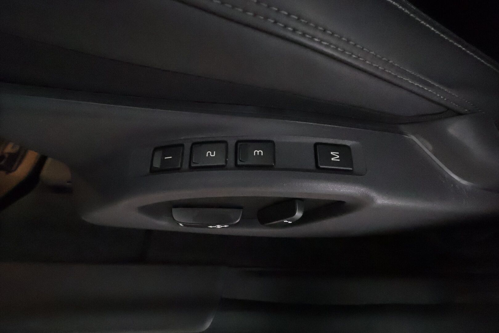 Volvo XC60 2014 D4 AWD Momentum aut **Vakkari / Webasto / Aktiiv. Bi-Xenon / Navi / Koukku / Sähköluukku / Muistipenkki** - Suomi-auto / Kahdet renkaat aluvanteilla