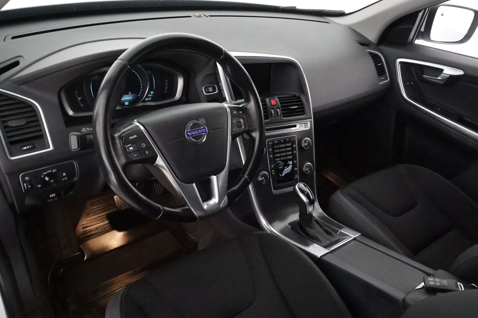 Volvo XC60 2014 D4 AWD Momentum aut **Vakkari / Webasto / Aktiiv. Bi-Xenon / Navi / Koukku / Sähköluukku / Muistipenkki** - Suomi-auto / Kahdet renkaat aluvanteilla