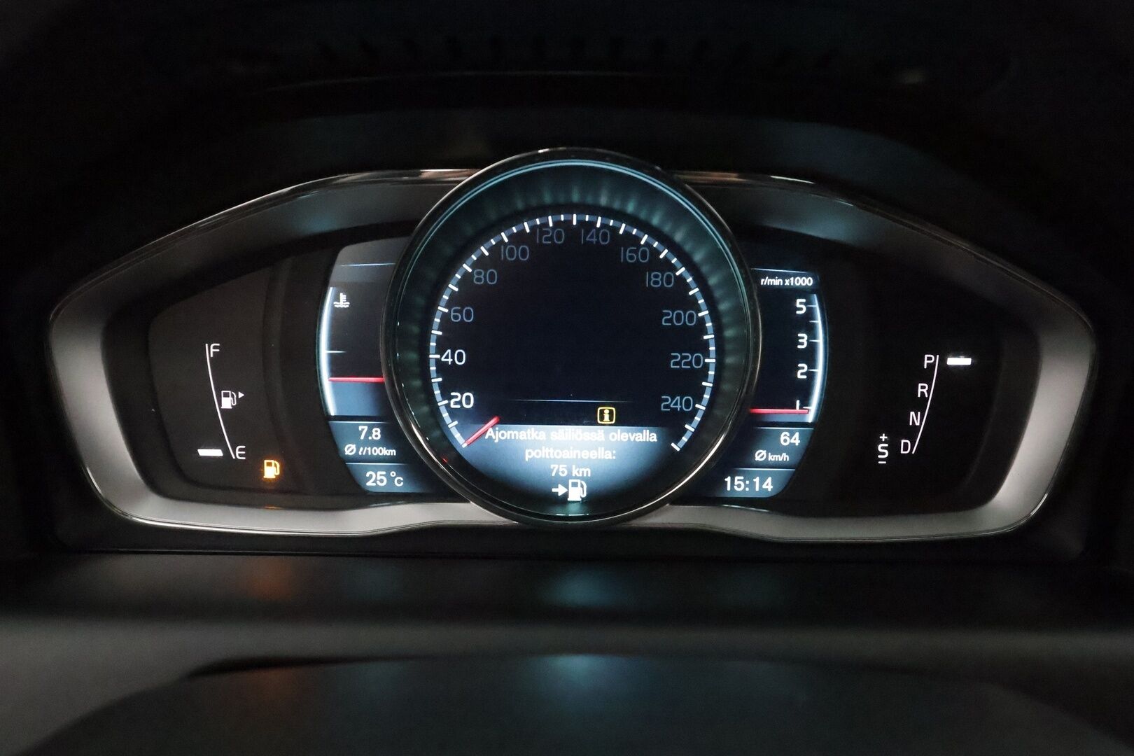 Volvo XC60 2014 D4 AWD Momentum aut **Vakkari / Webasto / Aktiiv. Bi-Xenon / Navi / Koukku / Sähköluukku / Muistipenkki** - Suomi-auto / Kahdet renkaat aluvanteilla