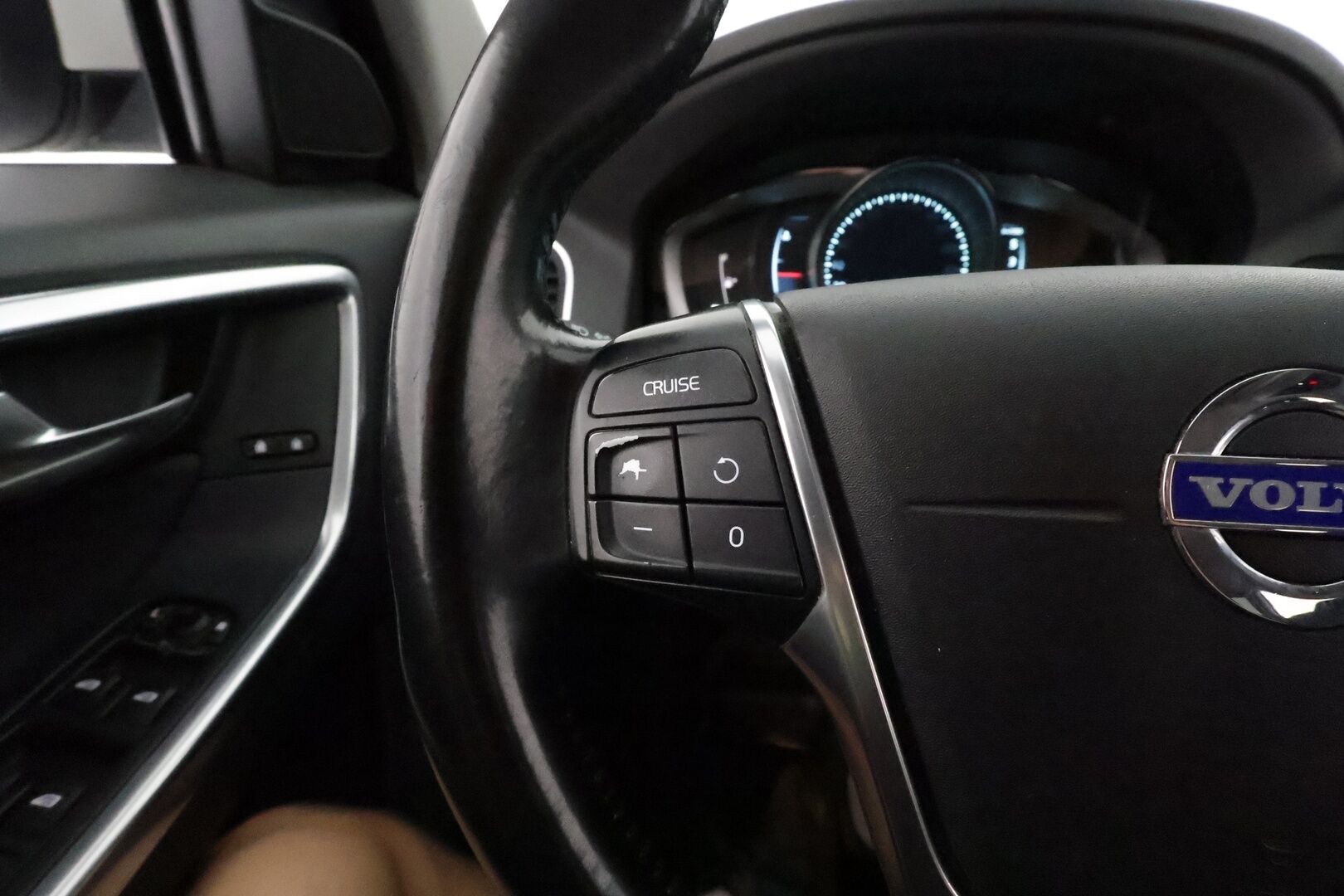 Volvo XC60 2014 D4 AWD Momentum aut **Vakkari / Webasto / Aktiiv. Bi-Xenon / Navi / Koukku / Sähköluukku / Muistipenkki** - Suomi-auto / Kahdet renkaat aluvanteilla