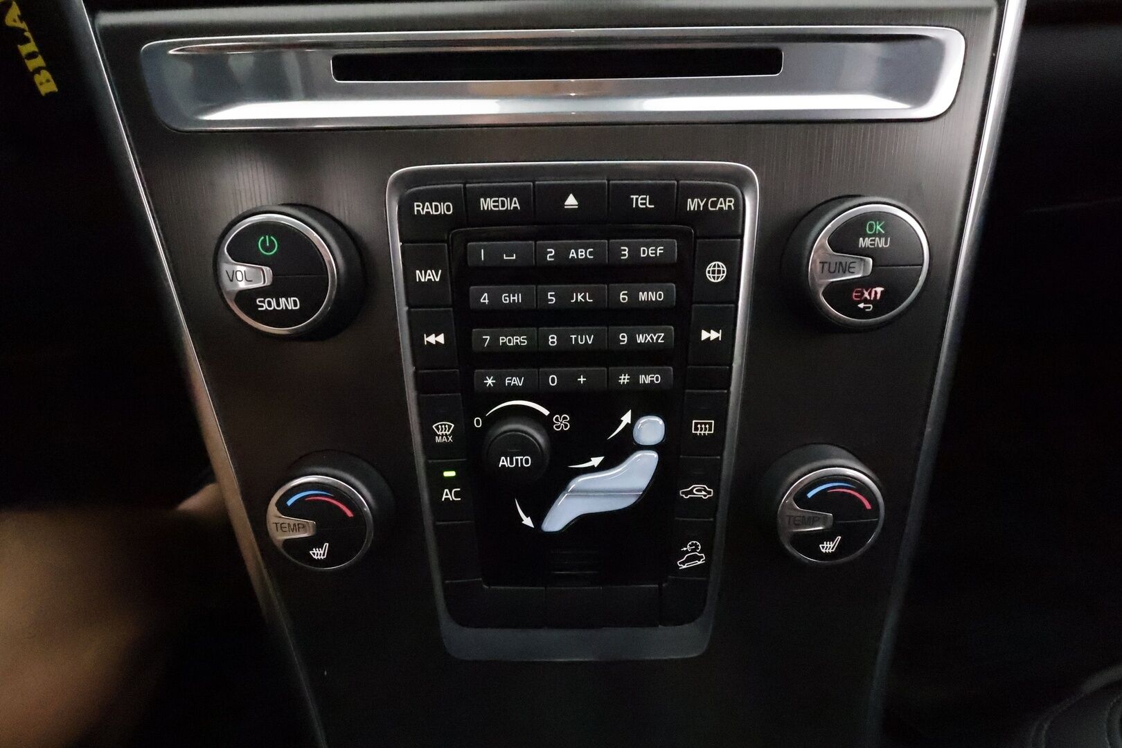 Volvo XC60 2014 D4 AWD Momentum aut **Vakkari / Webasto / Aktiiv. Bi-Xenon / Navi / Koukku / Sähköluukku / Muistipenkki** - Suomi-auto / Kahdet renkaat aluvanteilla