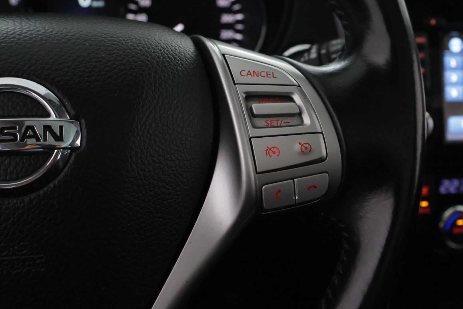 Nissan Qashqai 2014 1,2L Tekna 2WD 6M/T Driver Asst - Suomi-auto | 2x renkaat aluvantein | Lohko | 360-kamera | Lasikatto | BLIS | Keyless
