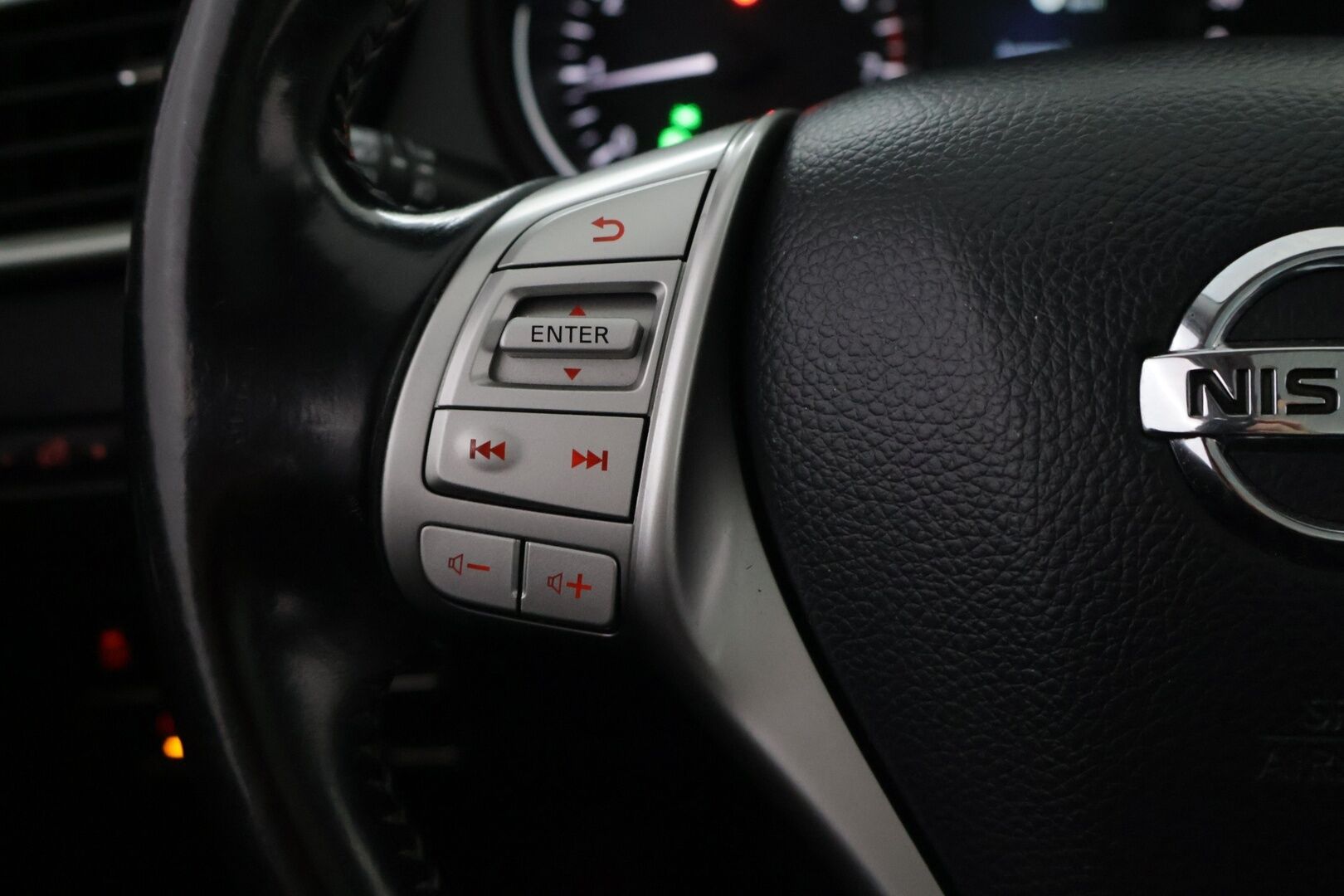 Nissan Qashqai 2014 1,2L Tekna 2WD 6M/T Driver Asst - Suomi-auto | 2x renkaat aluvantein | Lohko | 360-kamera | Lasikatto | BLIS | Keyless