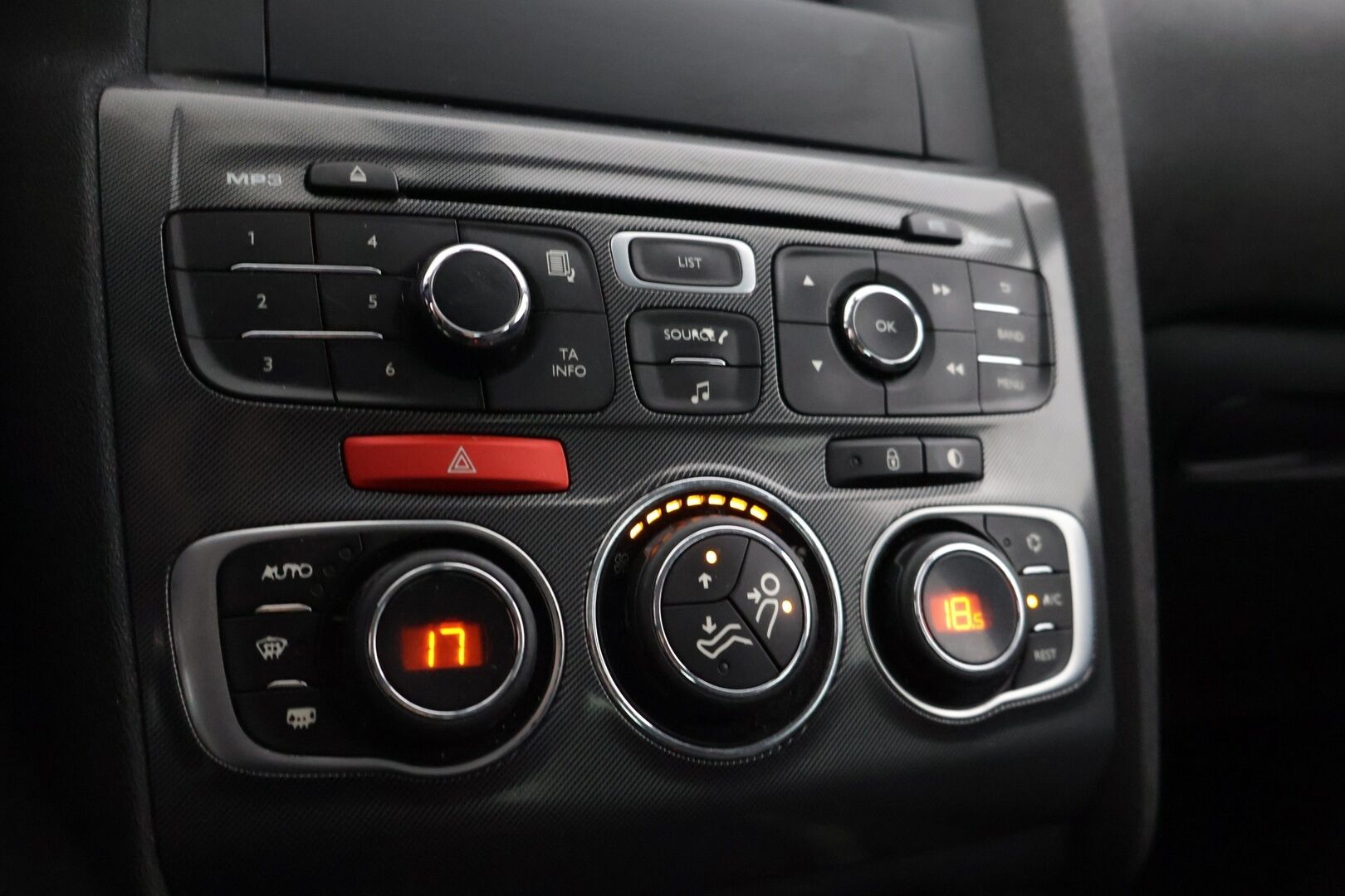 Citroen C4 2014 e-HDi 115 Premium ETG6 Automaatti ** Vakkari / Lohko / Bluetooth / Koukku - * Myydään Huutokaupat.com iän ja kilometrien vuoksi *