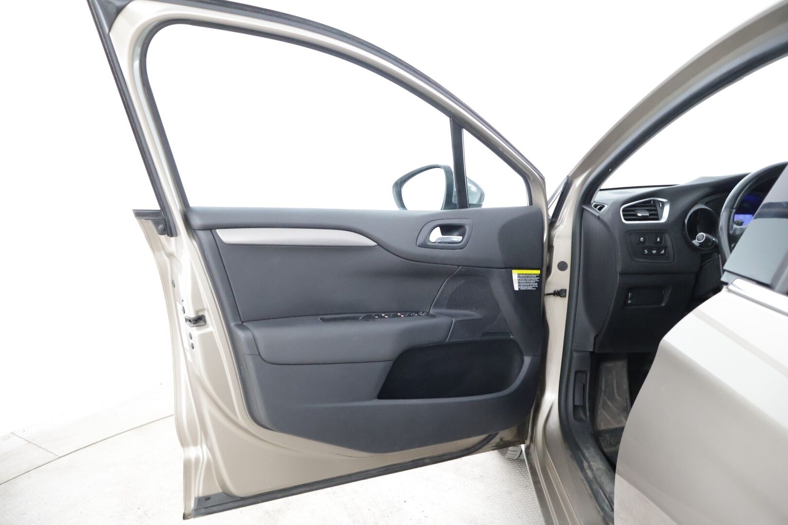 Citroen C4 2014 e-HDi 115 Premium ETG6 Automaatti ** Vakkari / Lohko / Bluetooth / Koukku - * Myydään Huutokaupat.com iän ja kilometrien vuoksi *