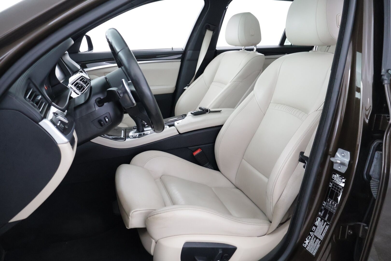 BMW M550D 2014 F11 Touring M550d Sport A xDrive - HUD | Panorama | Prof. Navi | Soft-close | Muistipenkit | Sporttinahat | Shadowline | Pyritbraun Metallic | Suomi-auto | 2x vanteet & renkaat