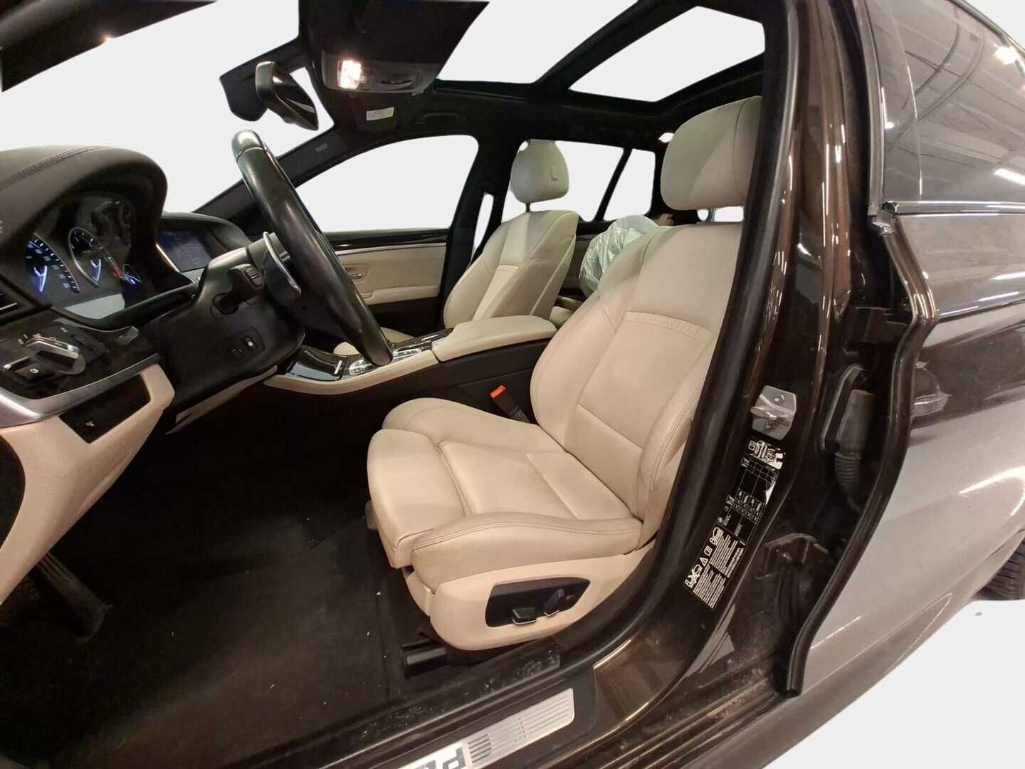 BMW 550 2014 F11 Touring M550d Sport A xDrive - HUD | Panorama | Prof. Navi | Soft-close | Muistipenkit | Sporttinahat | Shadowline | Pyritbraun Metallic | Suomi-auto | 2x vanteet & renkaat