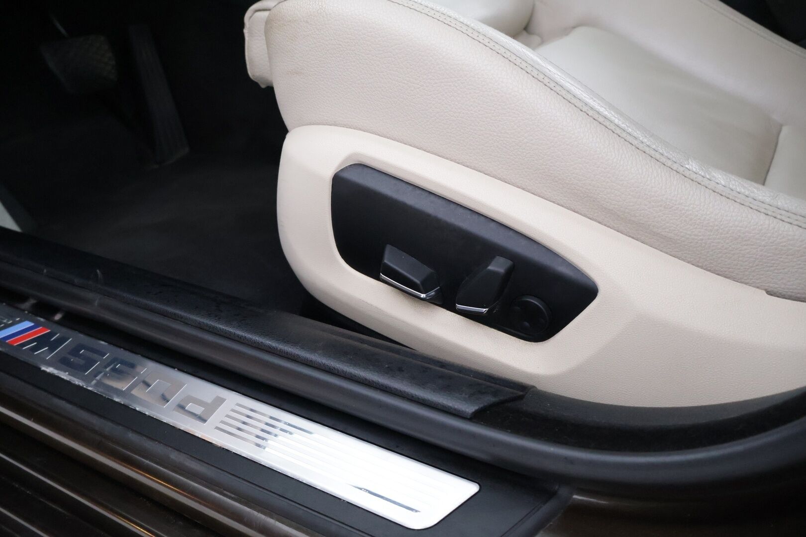 BMW M550D 2014 F11 Touring M550d Sport A xDrive - HUD | Panorama | Prof. Navi | Soft-close | Muistipenkit | Sporttinahat | Shadowline | Pyritbraun Metallic | Suomi-auto | 2x vanteet & renkaat