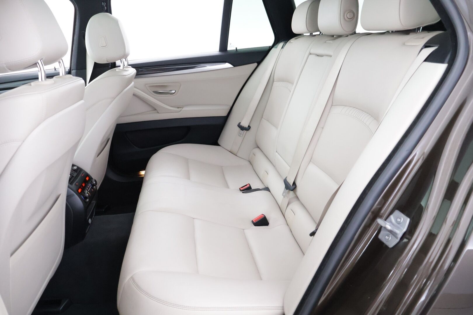 BMW M550D 2014 F11 Touring M550d Sport A xDrive - HUD | Panorama | Prof. Navi | Soft-close | Muistipenkit | Sporttinahat | Shadowline | Pyritbraun Metallic | Suomi-auto | 2x vanteet & renkaat
