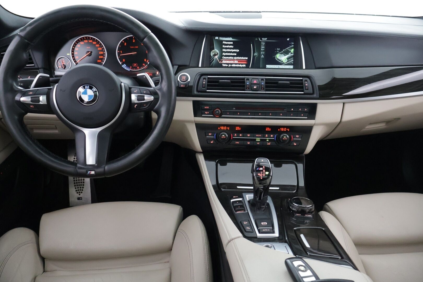BMW M550D 2014 F11 Touring M550d Sport A xDrive - HUD | Panorama | Prof. Navi | Soft-close | Muistipenkit | Sporttinahat | Shadowline | Pyritbraun Metallic | Suomi-auto | 2x vanteet & renkaat