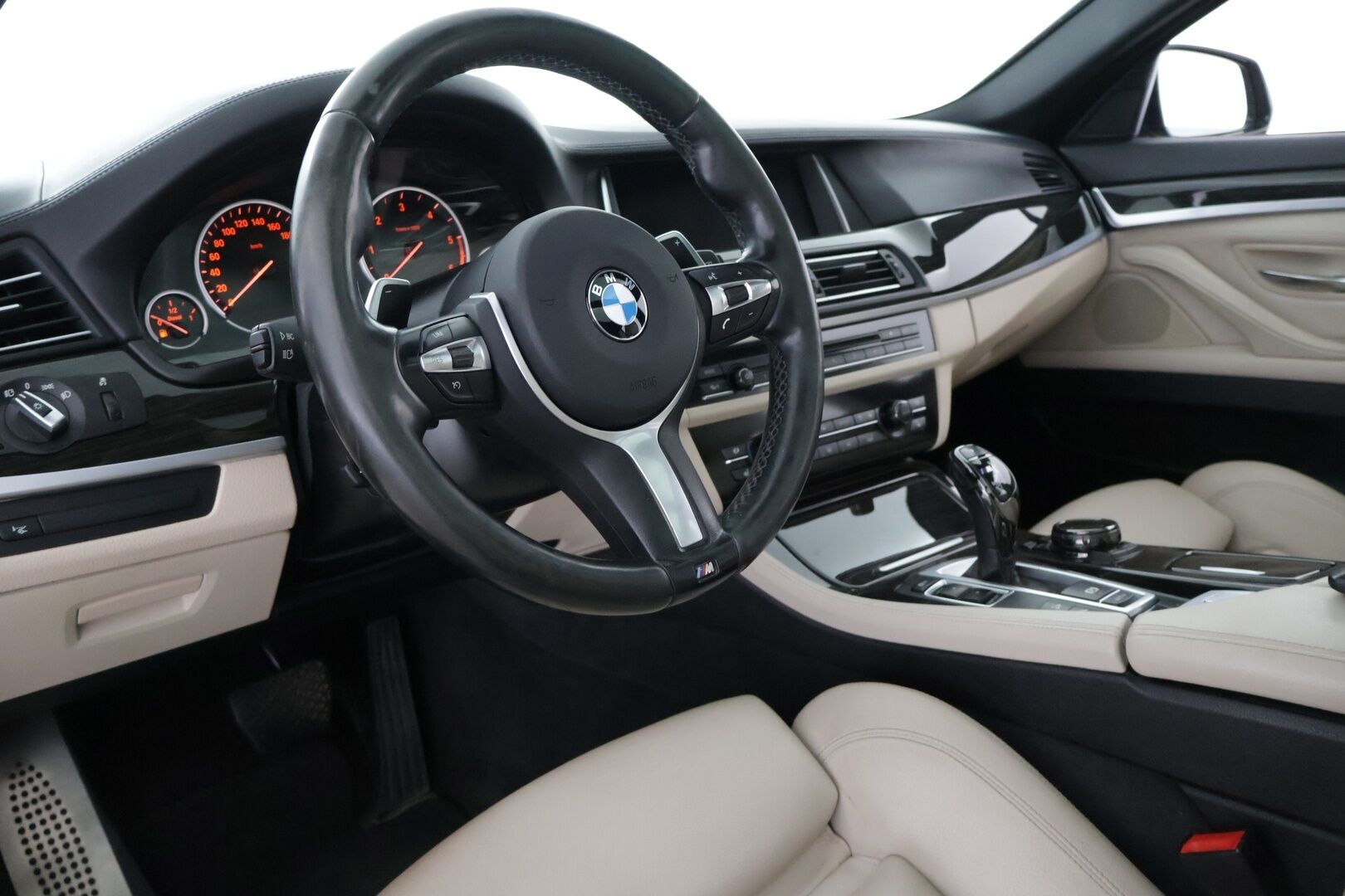 BMW M550D 2014 F11 Touring M550d Sport A xDrive - HUD | Panorama | Prof. Navi | Soft-close | Muistipenkit | Sporttinahat | Shadowline | Pyritbraun Metallic | Suomi-auto | 2x vanteet & renkaat