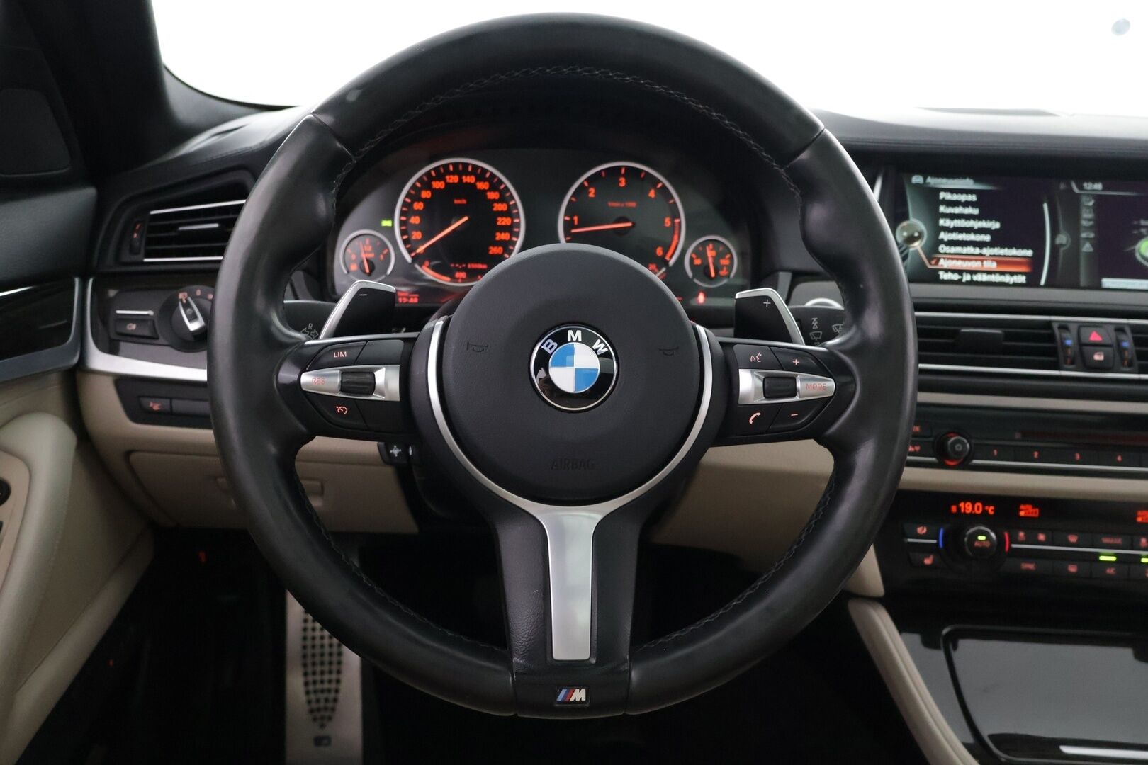 BMW M550D 2014 F11 Touring M550d Sport A xDrive - HUD | Panorama | Prof. Navi | Soft-close | Muistipenkit | Sporttinahat | Shadowline | Pyritbraun Metallic | Suomi-auto | 2x vanteet & renkaat