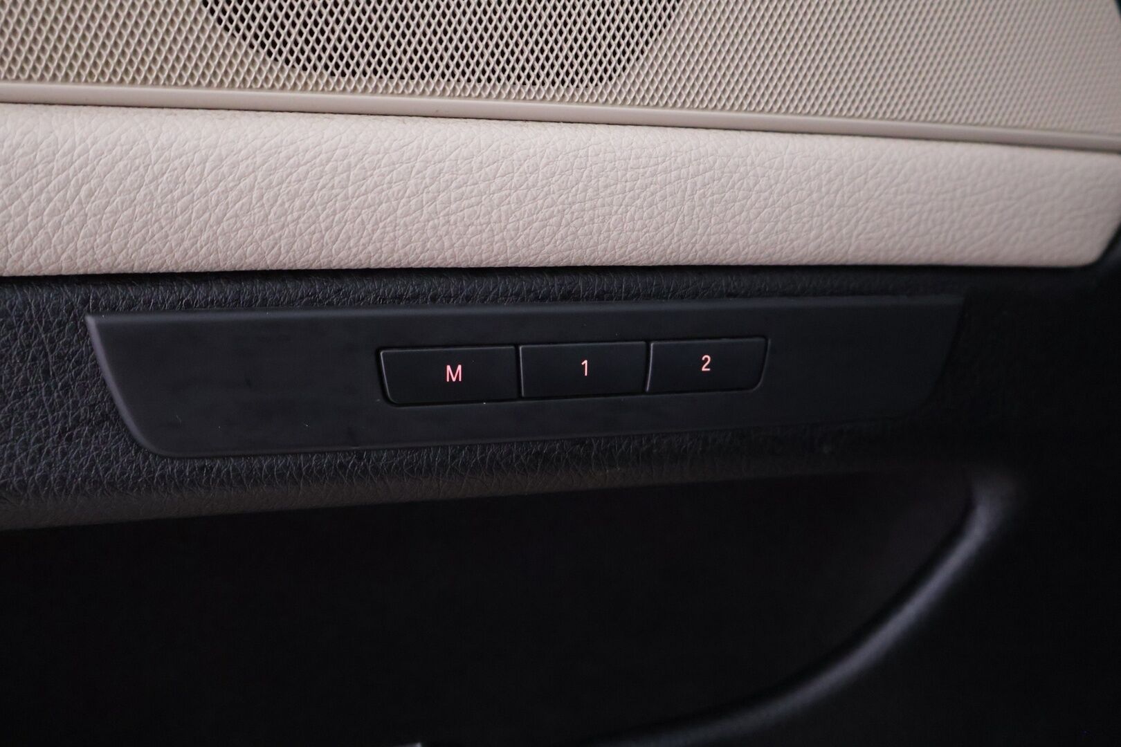 BMW M550D 2014 F11 Touring M550d Sport A xDrive - HUD | Panorama | Prof. Navi | Soft-close | Muistipenkit | Sporttinahat | Shadowline | Pyritbraun Metallic | Suomi-auto | 2x vanteet & renkaat