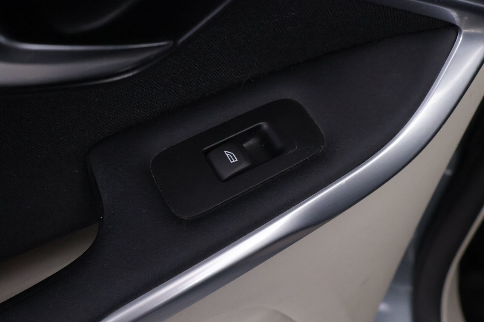 Volvo V40 2015 T2 Business - | Webasto | Lohkolämmitin+ sisä | Vakionopeudensäädin | Navi | 