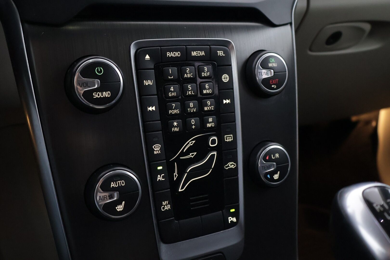 Volvo V40 2015 T2 Business - | Webasto | Lohkolämmitin+ sisä | Vakionopeudensäädin | Navi | 