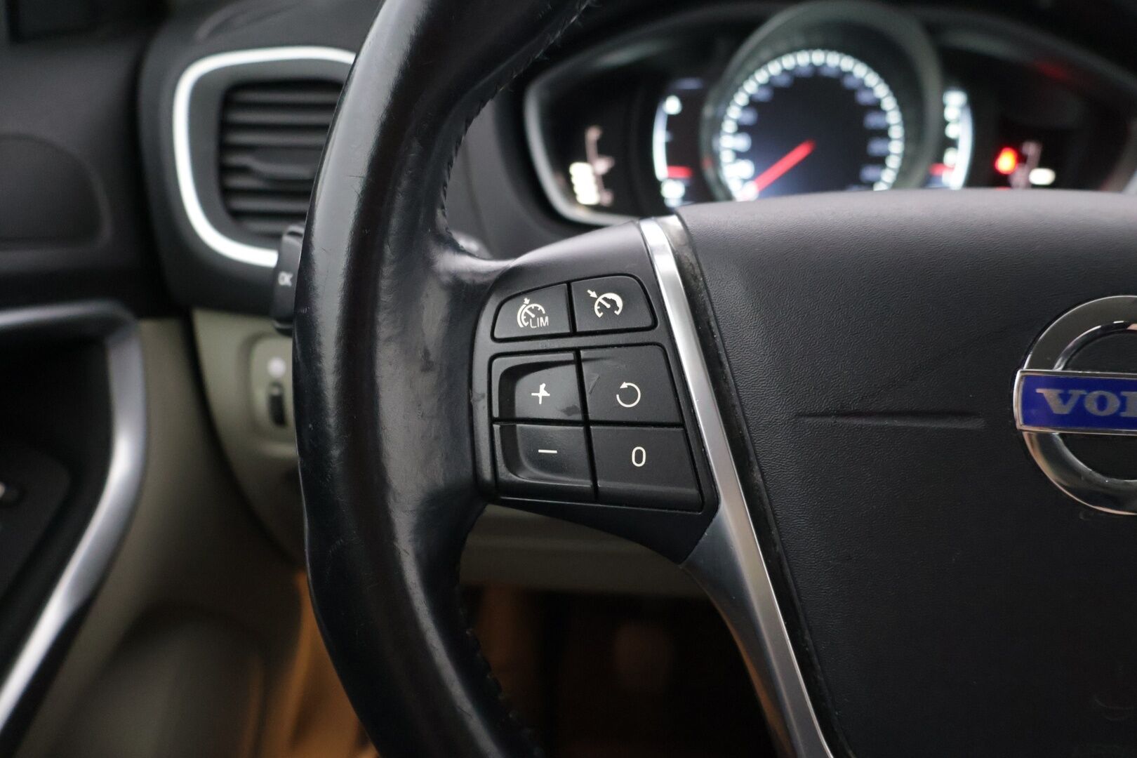 Volvo V40 2015 T2 Business - | Webasto | Lohkolämmitin+ sisä | Vakionopeudensäädin | Navi | 