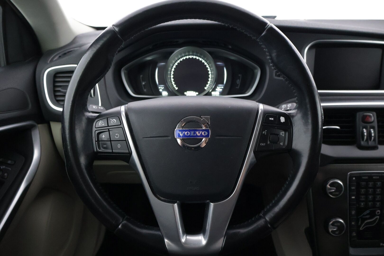 Volvo V40 2015 T2 Business - | Webasto | Lohkolämmitin+ sisä | Vakionopeudensäädin | Navi | 