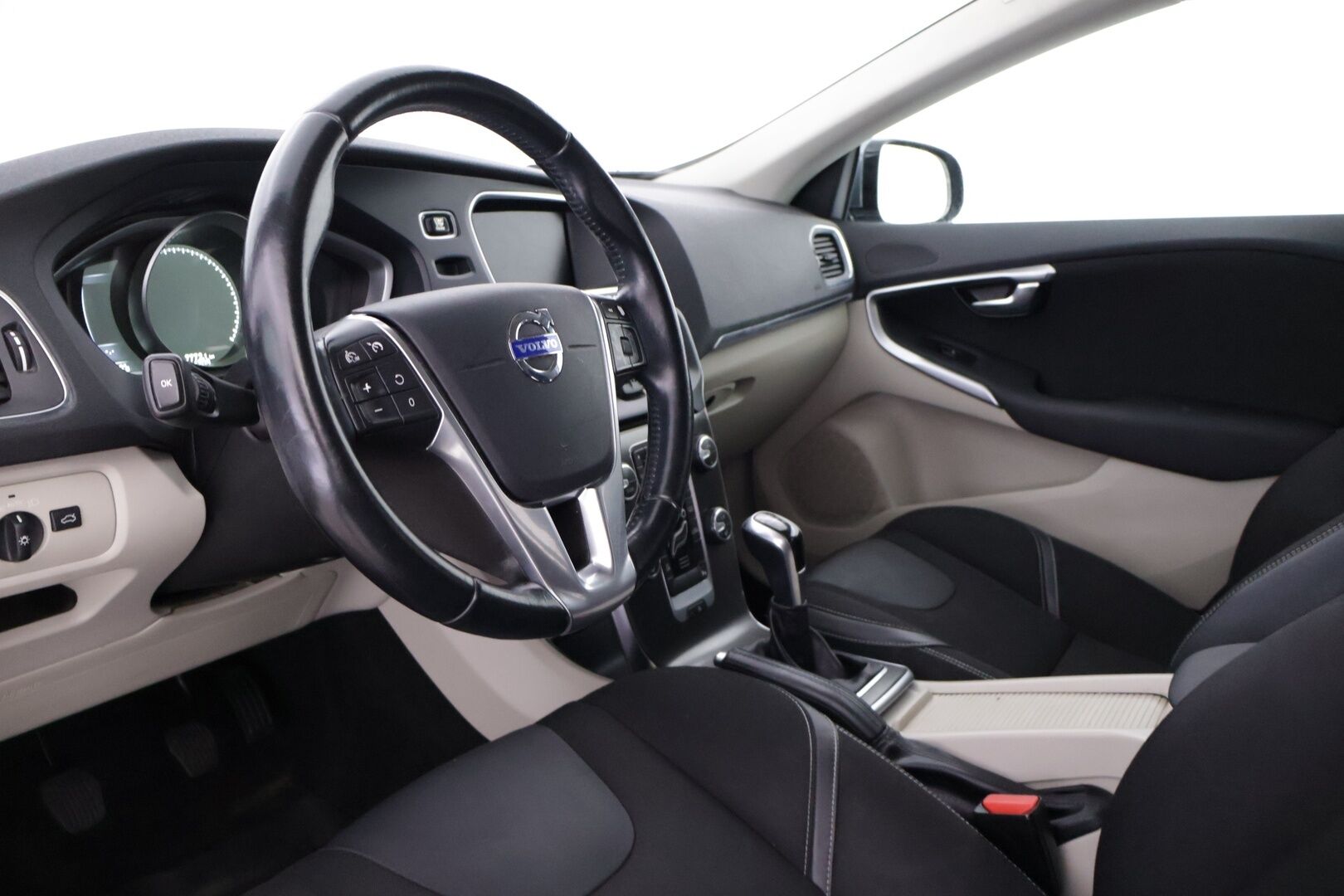 Volvo V40 2015 T2 Business - | Webasto | Lohkolämmitin+ sisä | Vakionopeudensäädin | Navi | 