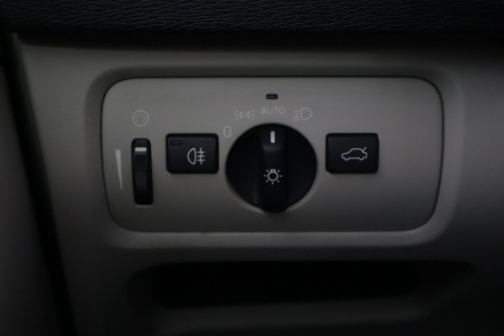 Volvo V40 2015 T2 Business - | Webasto | Lohkolämmitin+ sisä | Vakionopeudensäädin | Navi | 