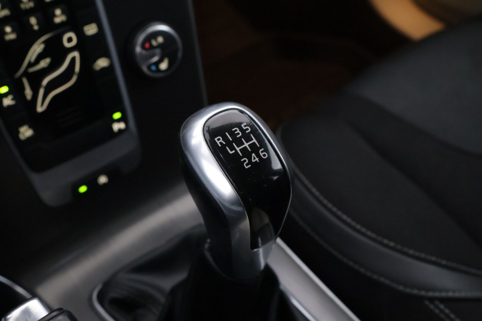 Volvo V40 2015 T2 Business - | Webasto | Lohkolämmitin+ sisä | Vakionopeudensäädin | Navi | 