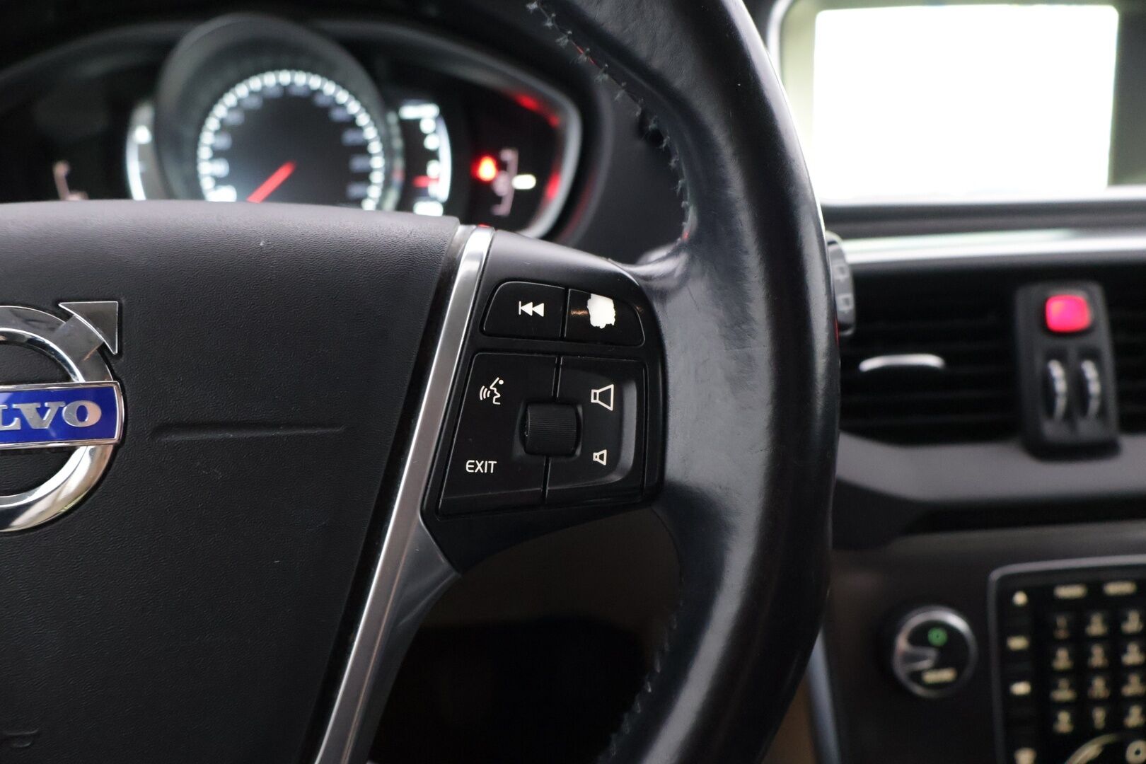 Volvo V40 2015 T2 Business - | Webasto | Lohkolämmitin+ sisä | Vakionopeudensäädin | Navi | 