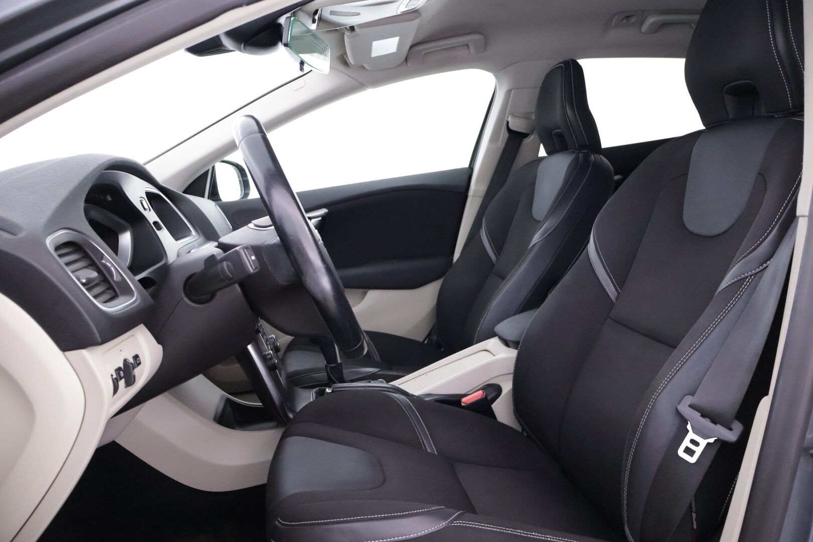 Volvo V40 2015 T2 Business - | Webasto | Lohkolämmitin+ sisä | Vakionopeudensäädin | Navi | 