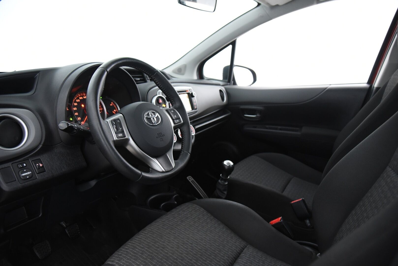 Toyota Yaris 2014 1,33 Dual VVT-i Active 5ov 1. Om Suomi-Auto! / Lohkolämmitin / P. Kamera / Nav / 2x Hyvät renkaat & huoltokirja! - 1. om Suomi-auto täydellisellä huoltokirjalla!