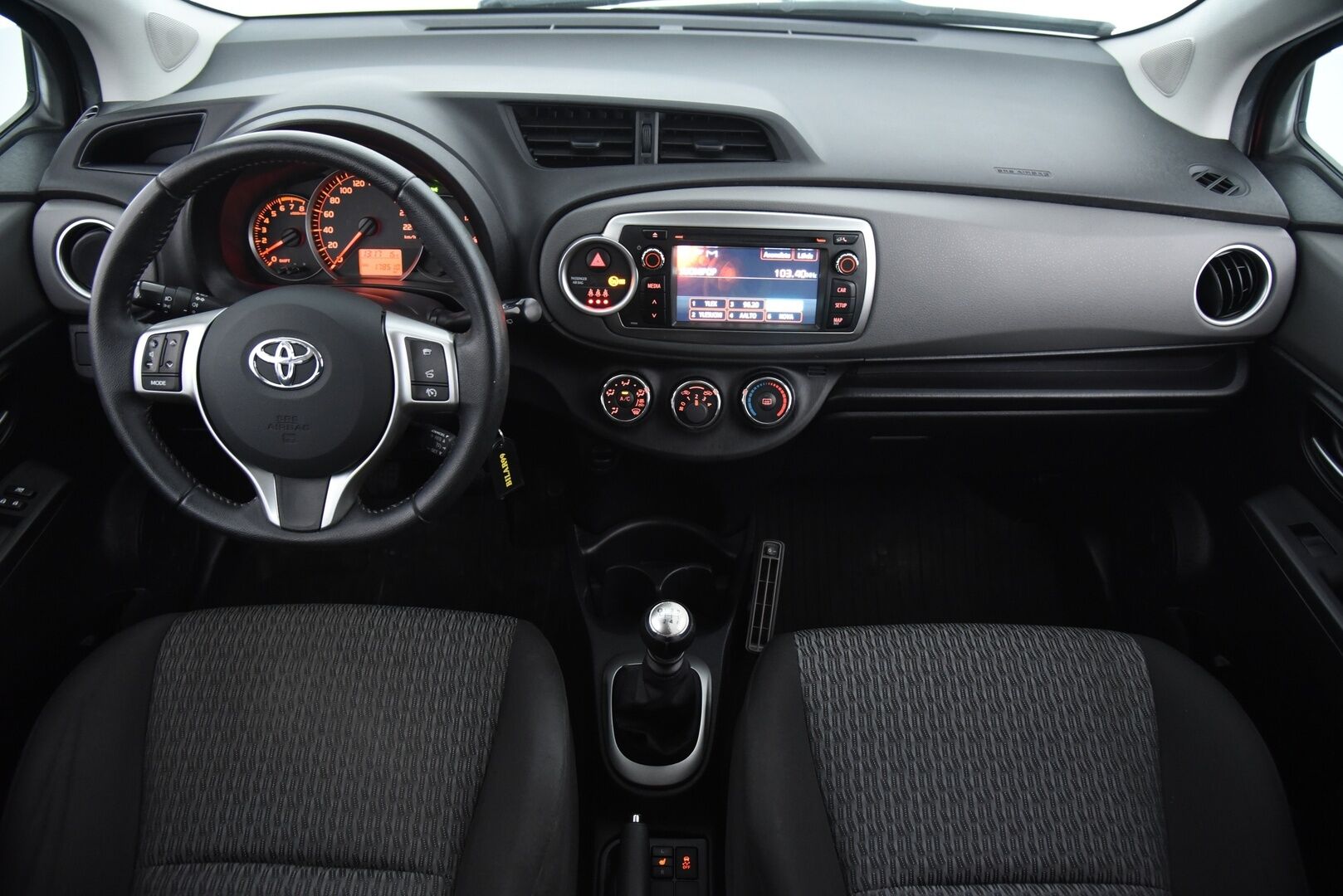 Toyota Yaris 2014 1,33 Dual VVT-i Active 5ov 1. Om Suomi-Auto! / Lohkolämmitin / P. Kamera / Nav / 2x Hyvät renkaat & huoltokirja! - 1. om Suomi-auto täydellisellä huoltokirjalla!