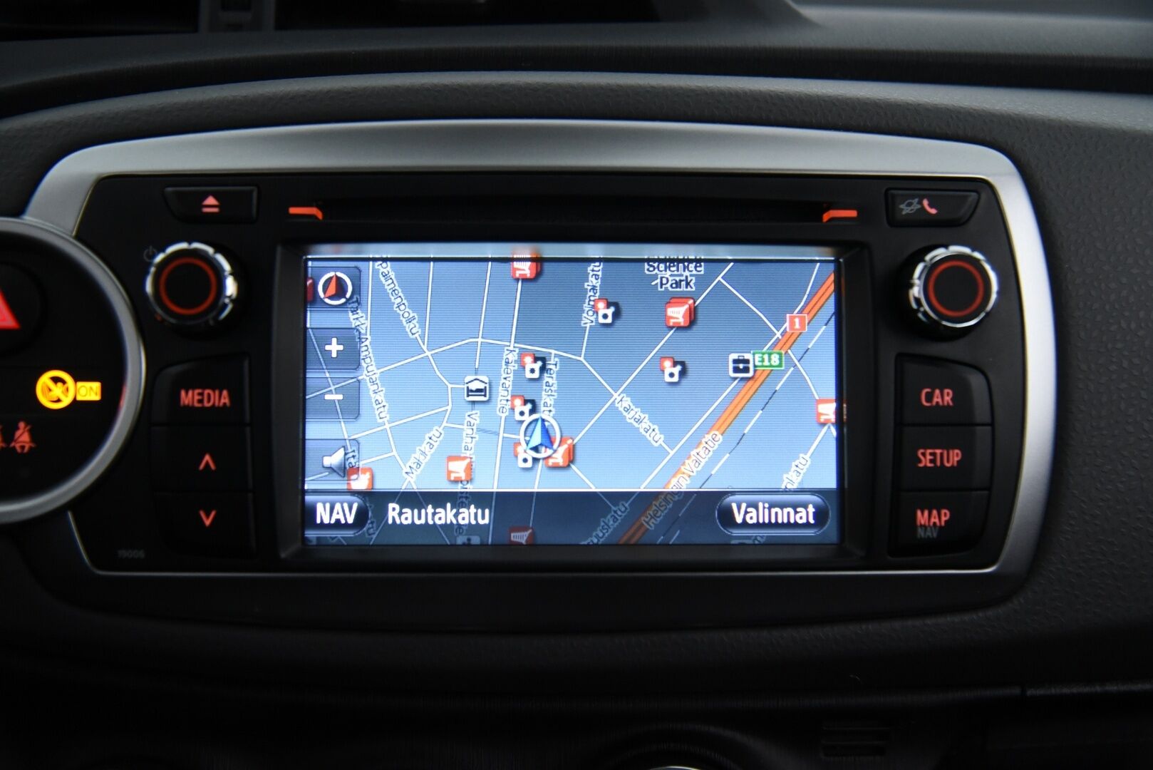 Toyota Yaris 2014 1,33 Dual VVT-i Active 5ov 1. Om Suomi-Auto! / Lohkolämmitin / P. Kamera / Nav / 2x Hyvät renkaat & huoltokirja! - 1. om Suomi-auto täydellisellä huoltokirjalla!