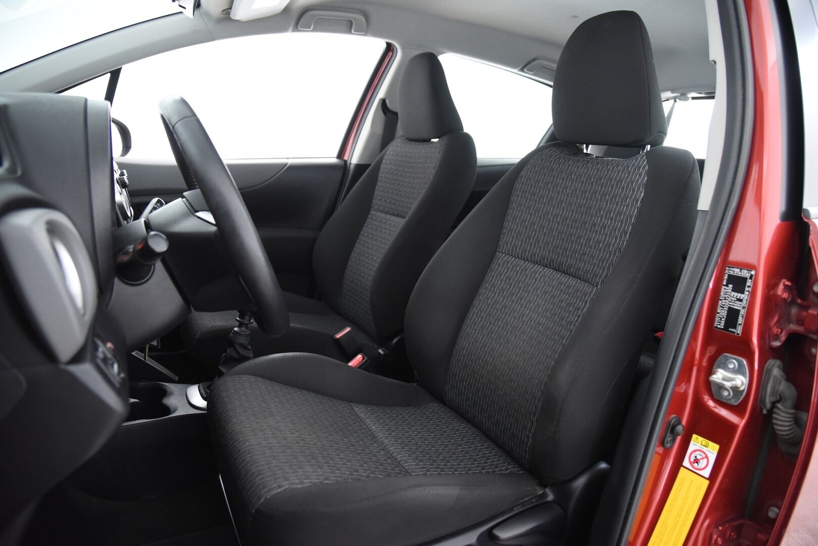 Toyota Yaris 2014 1,33 Dual VVT-i Active 5ov 1. Om Suomi-Auto! / Lohkolämmitin / P. Kamera / Nav / 2x Hyvät renkaat & huoltokirja! - 1. om Suomi-auto täydellisellä huoltokirjalla!