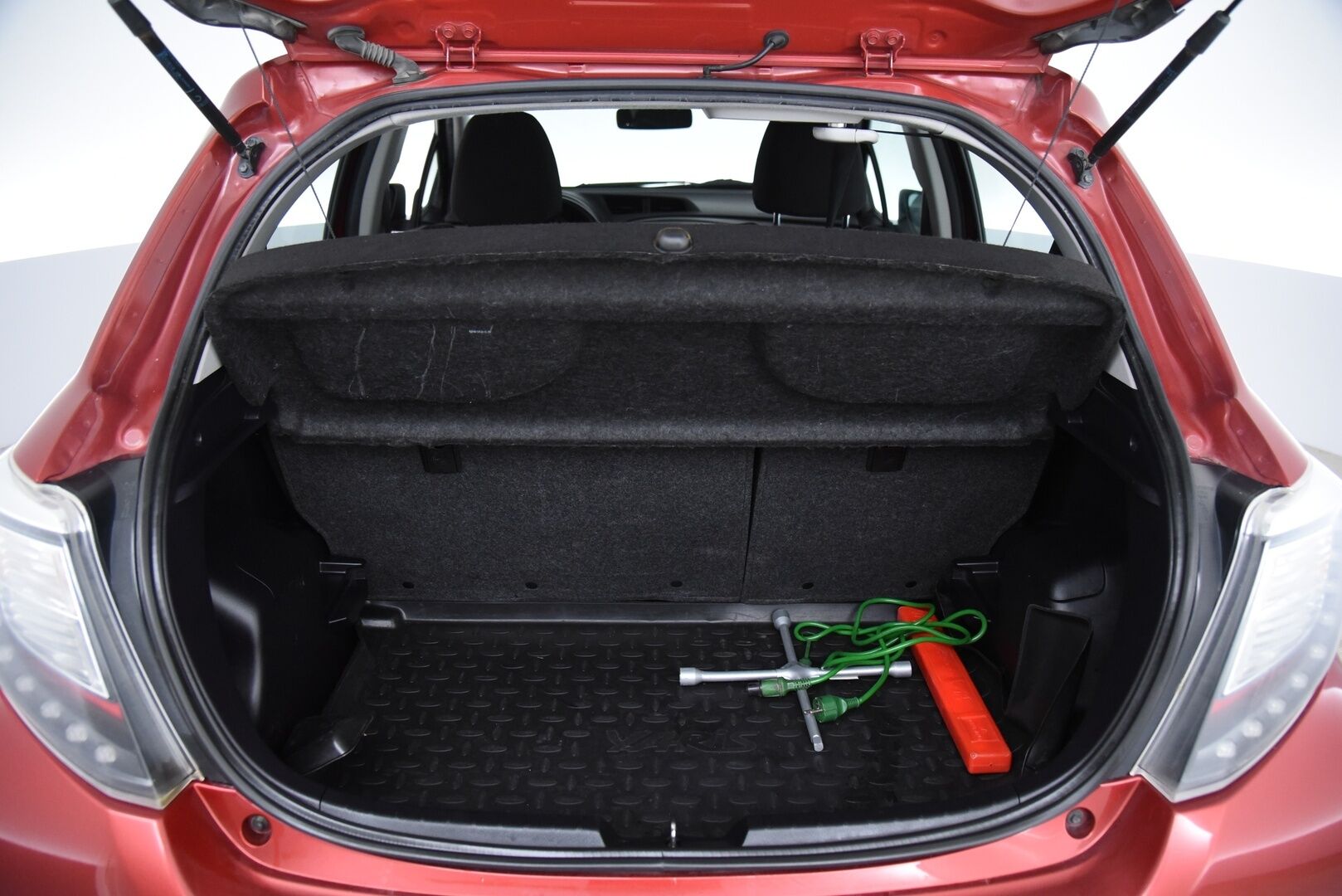 Toyota Yaris 2014 1,33 Dual VVT-i Active 5ov 1. Om Suomi-Auto! / Lohkolämmitin / P. Kamera / Nav / 2x Hyvät renkaat & huoltokirja! - 1. om Suomi-auto täydellisellä huoltokirjalla!