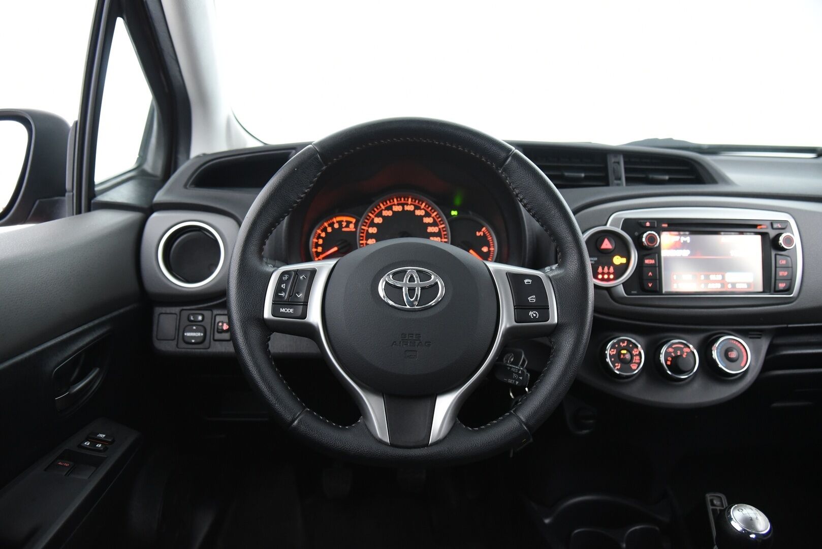 Toyota Yaris 2014 1,33 Dual VVT-i Active 5ov 1. Om Suomi-Auto! / Lohkolämmitin / P. Kamera / Nav / 2x Hyvät renkaat & huoltokirja! - 1. om Suomi-auto täydellisellä huoltokirjalla!