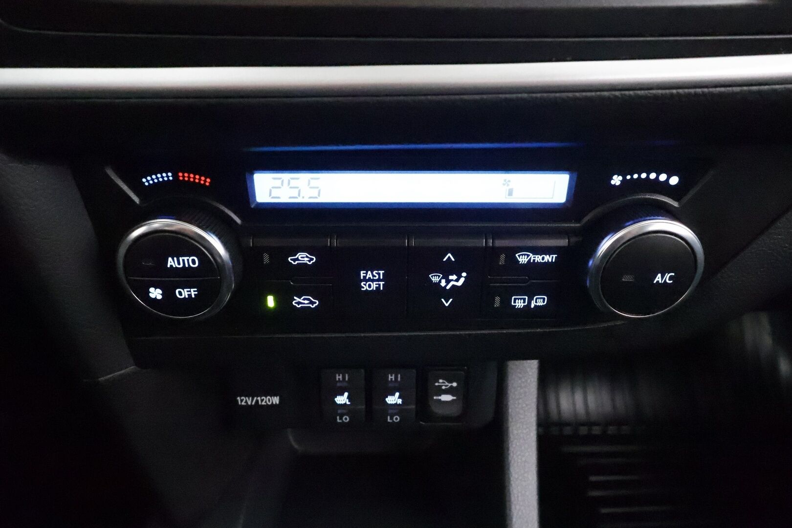 Toyota Auris 2015 1,6 Valvematic Active Edition 5ov * Vakkari / P.kamera / Lohko+Sisä / Navi / Auto.ilmastointi * - Suomi-auto / Kahdet renkaat aluvanteilla 