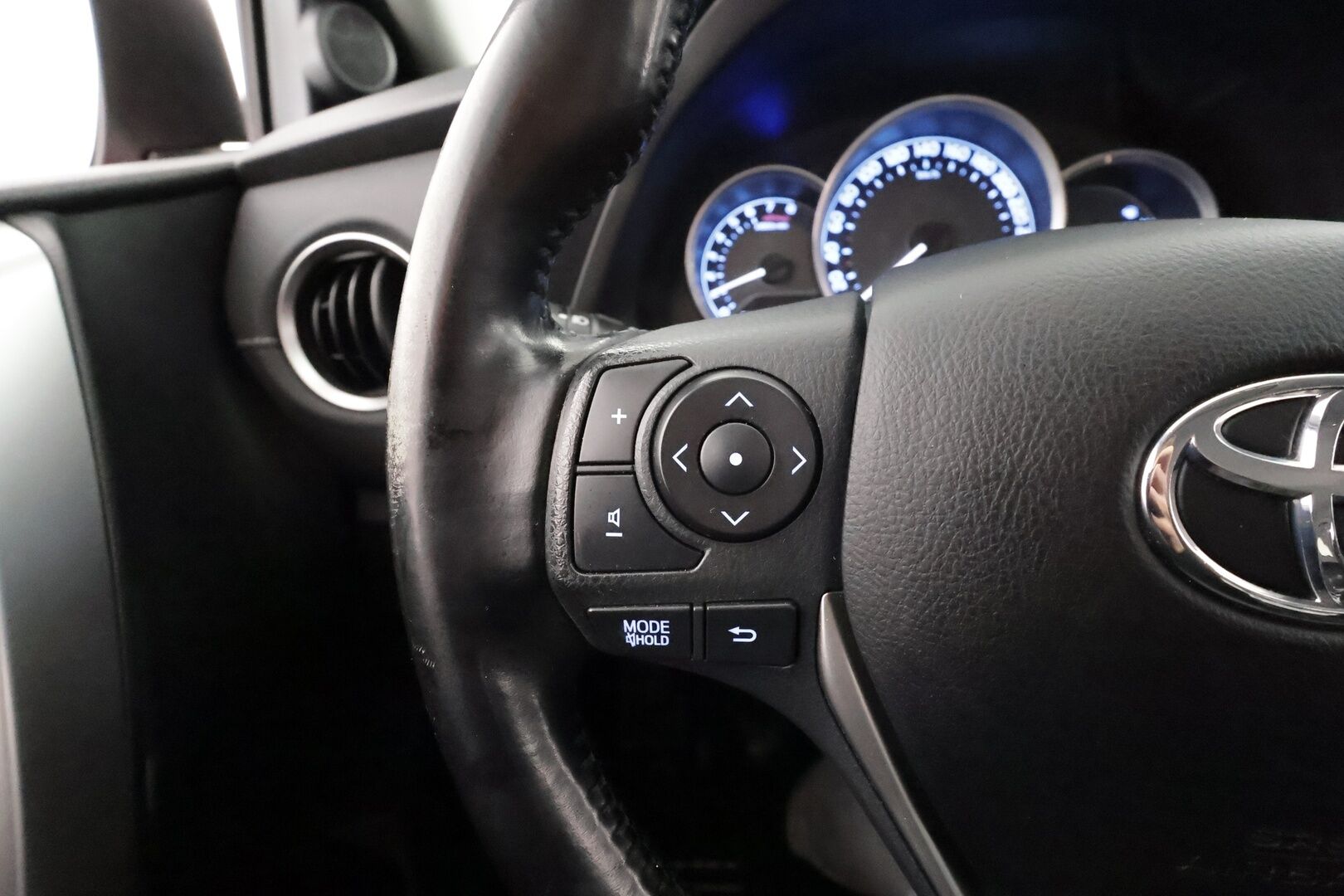 Toyota Auris 2015 1,6 Valvematic Active Edition 5ov * Vakkari / P.kamera / Lohko+Sisä / Navi / Auto.ilmastointi * - Suomi-auto / Kahdet renkaat aluvanteilla 