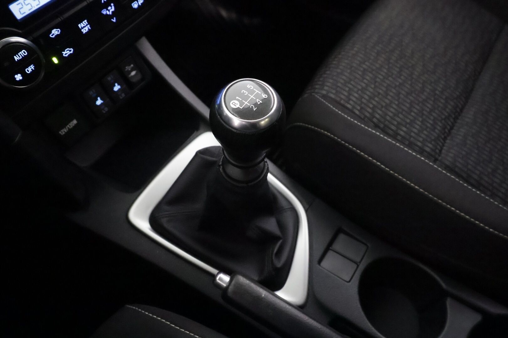 Toyota Auris 2015 1,6 Valvematic Active Edition 5ov * Vakkari / P.kamera / Lohko+Sisä / Navi / Auto.ilmastointi * - Suomi-auto / Kahdet renkaat aluvanteilla 