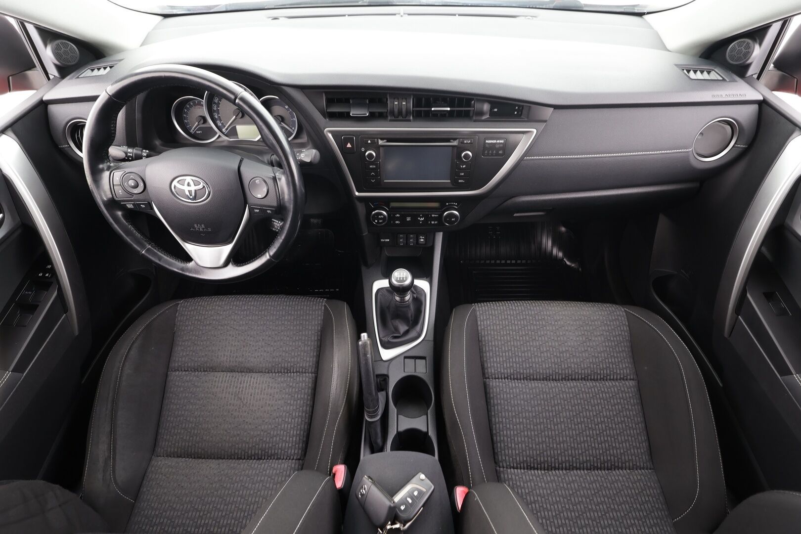 Toyota Auris 2015 1,6 Valvematic Active Edition 5ov * Vakkari / P.kamera / Lohko+Sisä / Navi / Auto.ilmastointi * - Suomi-auto / Kahdet renkaat aluvanteilla 