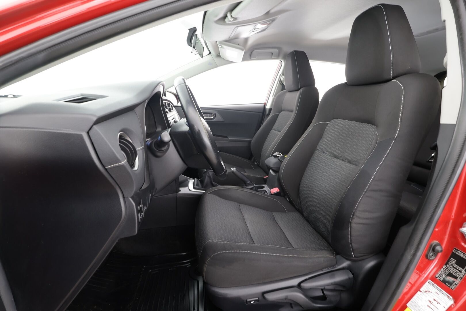 Toyota Auris 2015 1,6 Valvematic Active Edition 5ov * Vakkari / P.kamera / Lohko+Sisä / Navi / Auto.ilmastointi * - Suomi-auto / Kahdet renkaat aluvanteilla 