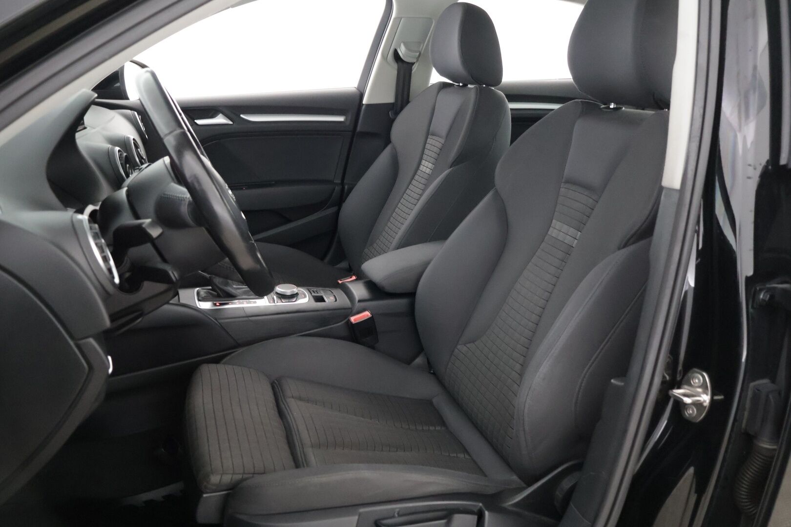 Audi A3 2015 1.8 TFSI Sedan Land of quattro 132 kW S tronic * P-tutkat / Lohkolämmitin / Xenon * - Katsastettu 9/2025 * Suomi-auto