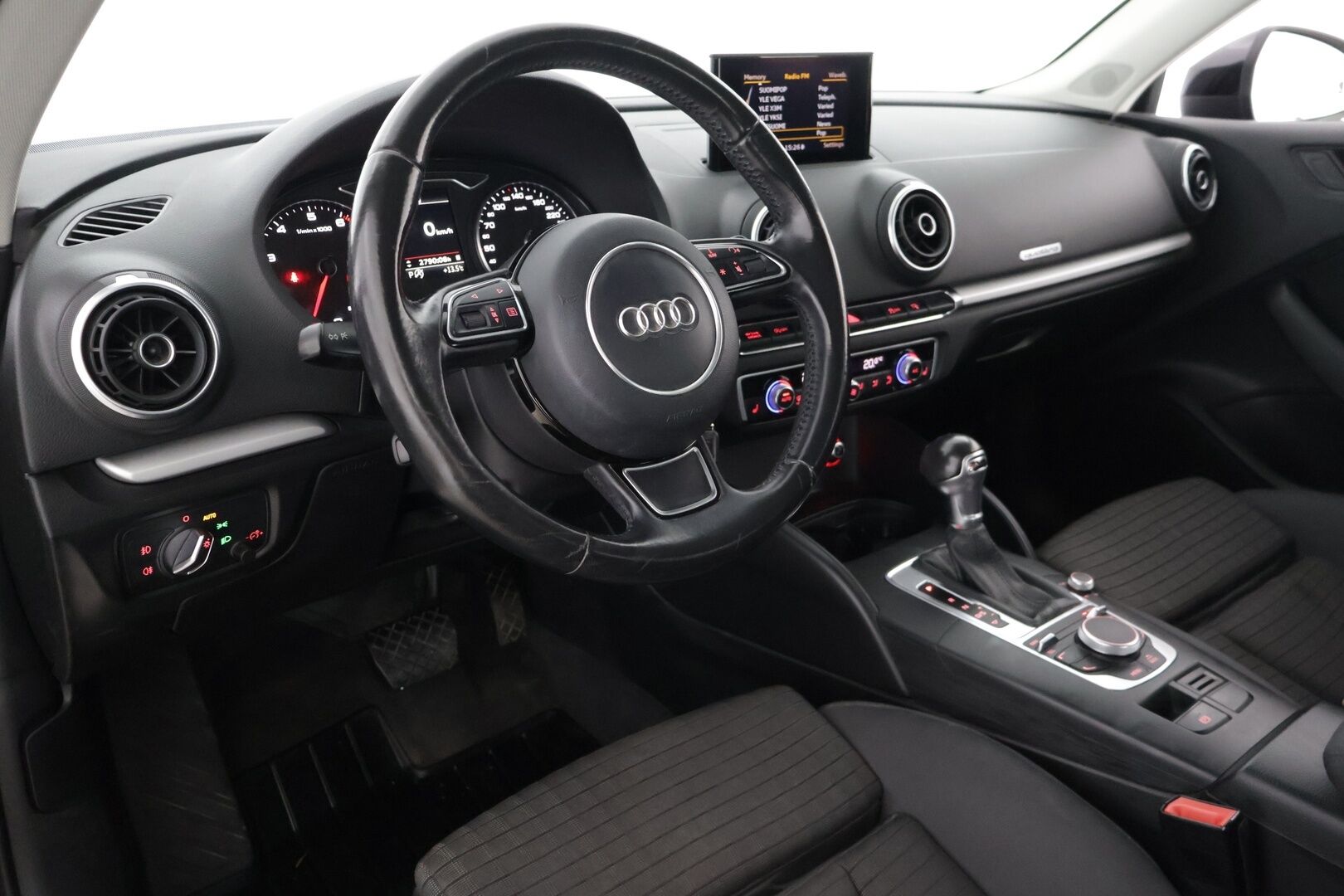 Audi A3 2015 1.8 TFSI Sedan Land of quattro 132 kW S tronic * P-tutkat / Lohkolämmitin / Xenon * - Katsastettu 9/2025 * Suomi-auto