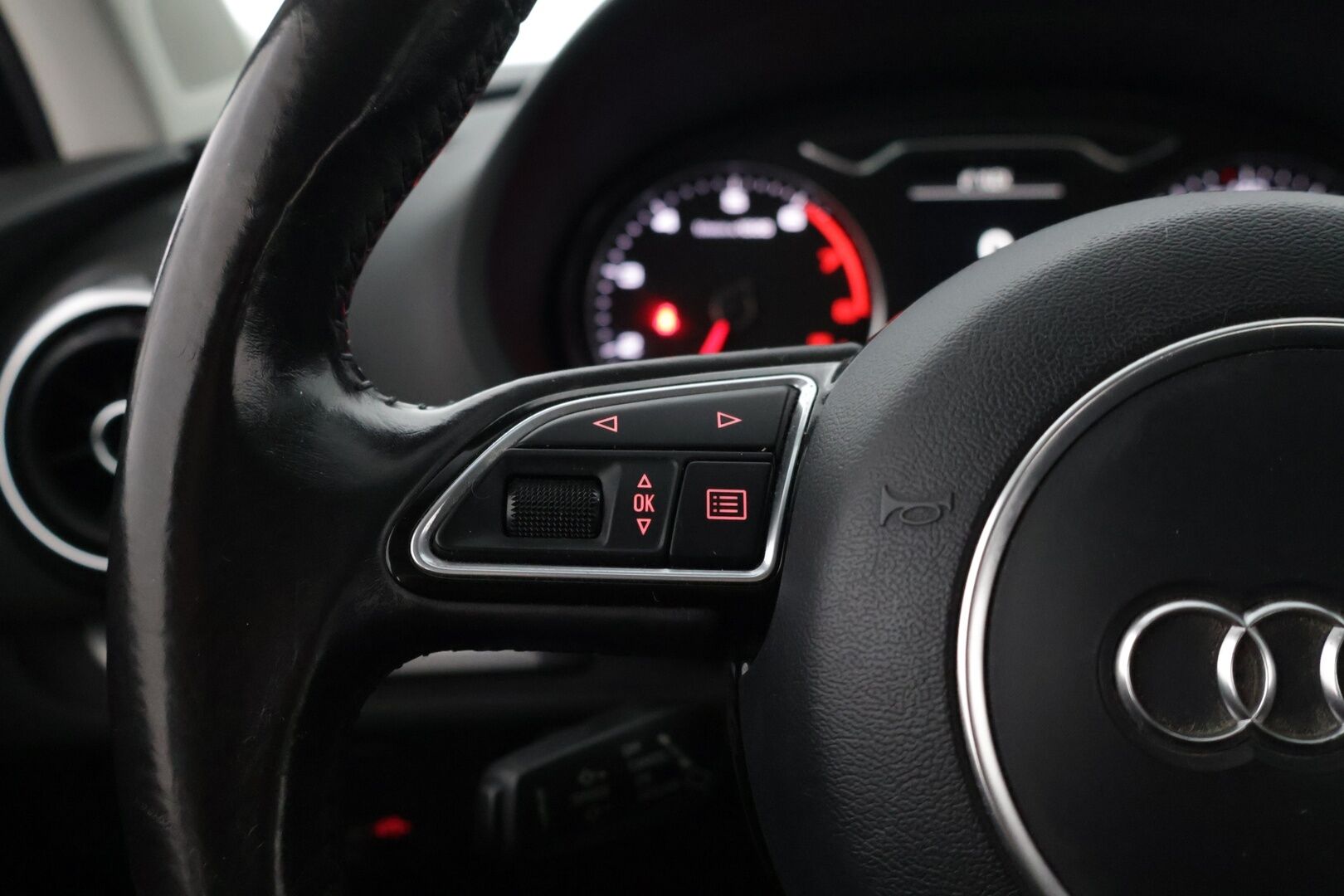 Audi A3 2015 1.8 TFSI Sedan Land of quattro 132 kW S tronic * P-tutkat / Lohkolämmitin / Xenon * - Katsastettu 9/2025 * Suomi-auto