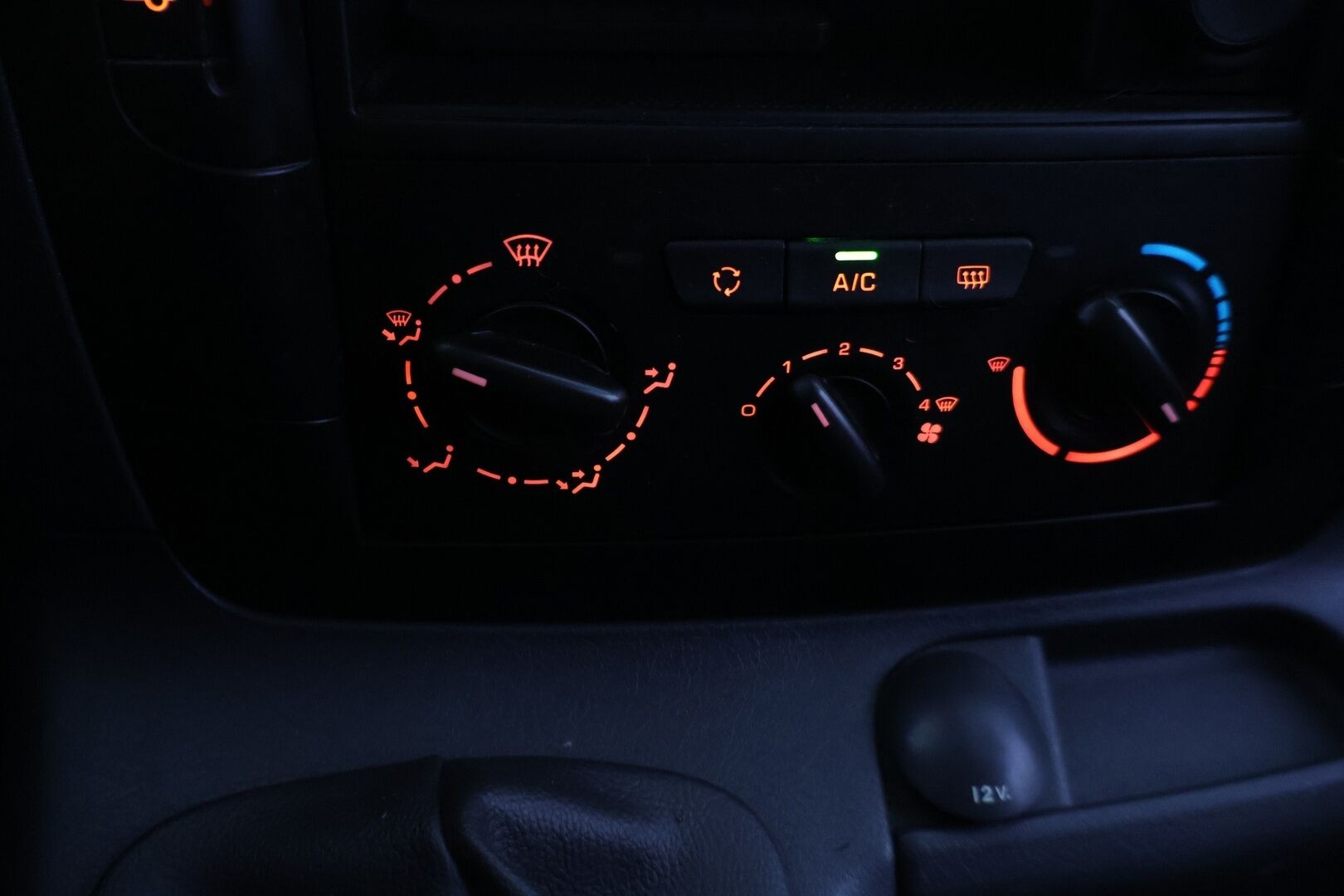 Toyota Proace 2016 L2H1 2,0 D 128 Active - YritysOutlet - Myydään vain yrityksille - *Suomi-auto | Merkkihuollettu | Vetokoukku | Lohkolämmitin sisäpistokkeella | Webasto | Peruutuskamera | Pariovet takana*