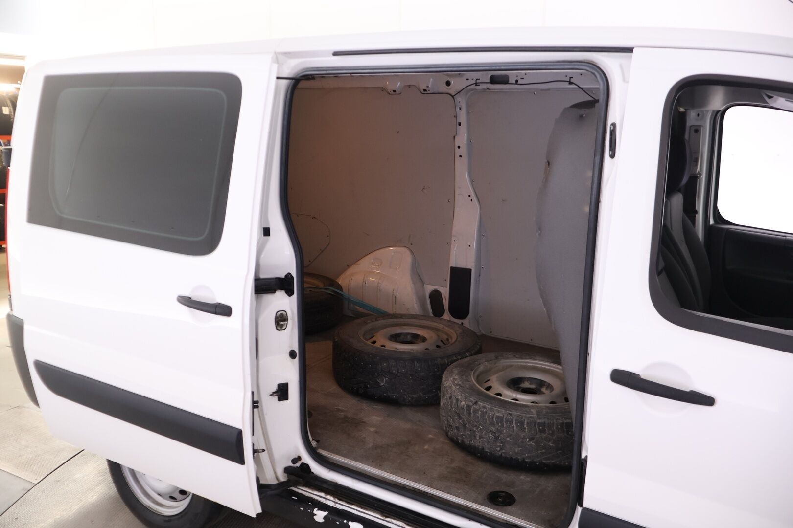 Toyota Proace 2016 L2H1 2,0 D 128 Active - YritysOutlet - Myydään vain yrityksille - *Suomi-auto | Merkkihuollettu | Vetokoukku | Lohkolämmitin sisäpistokkeella | Webasto | Peruutuskamera | Pariovet takana*