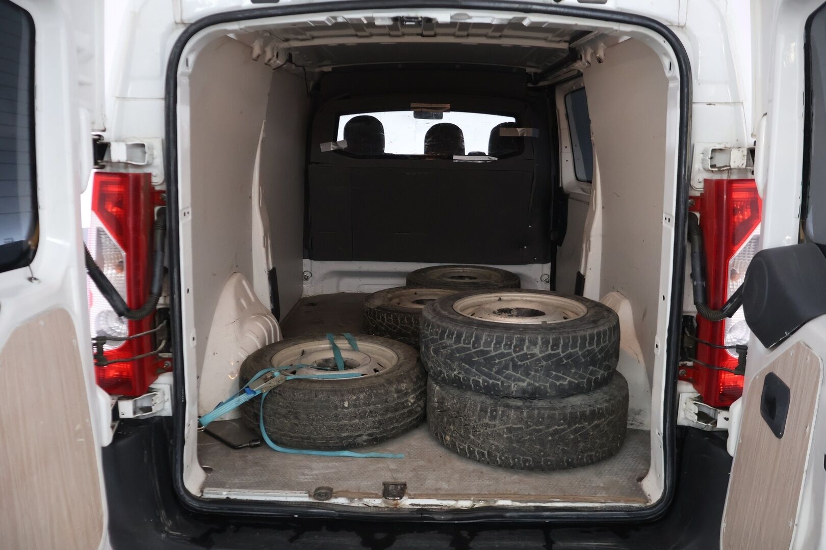 Toyota Proace 2016 L2H1 2,0 D 128 Active - YritysOutlet - Myydään vain yrityksille - *Suomi-auto | Merkkihuollettu | Vetokoukku | Lohkolämmitin sisäpistokkeella | Webasto | Peruutuskamera | Pariovet takana*