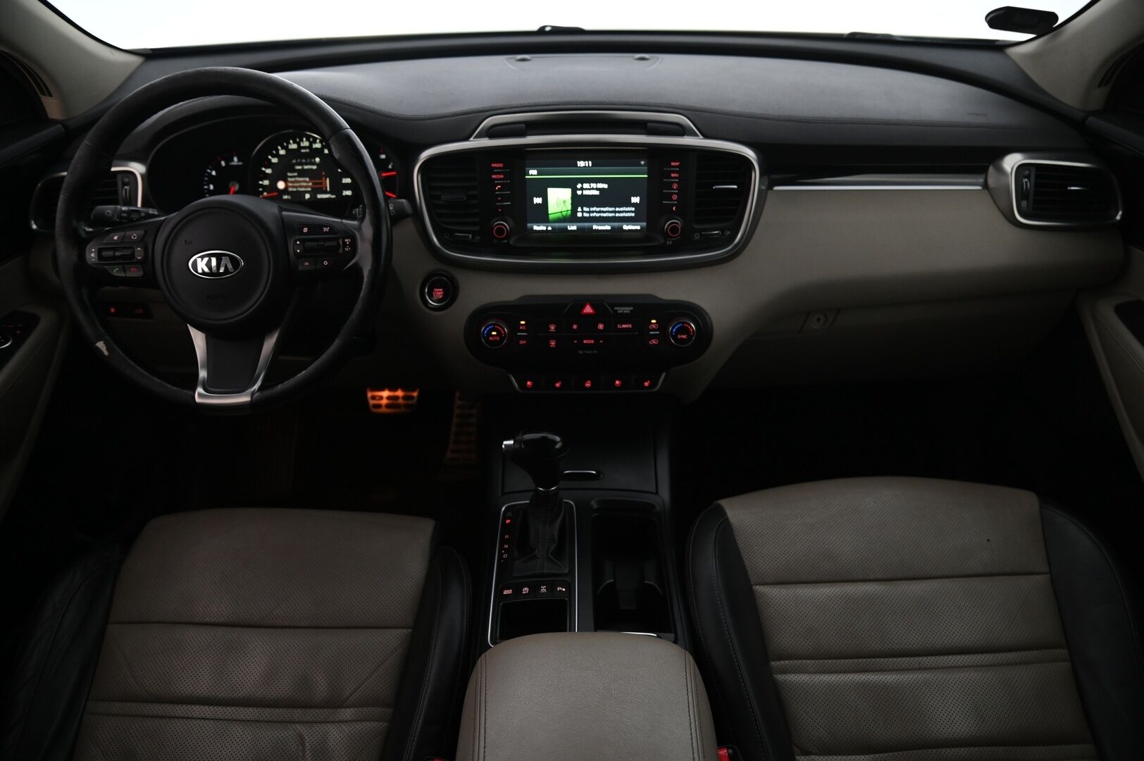 Kia Sorento 2015 2,2 CRDi AWD Business Premium A/T 5P *Myydään Huutokaupat.com* *Ilmastoidut ja lämitettävät nahat / Blis / Sähköpenkit / Kamera / Koukku* - *Webasto / Juuri huollettu / 2x renkaat ja vanteet / Suomiauto / Auto myydään Huutokaupat.com kautta https://huutokaupat.com/kohde/5752636/kia-sorento
