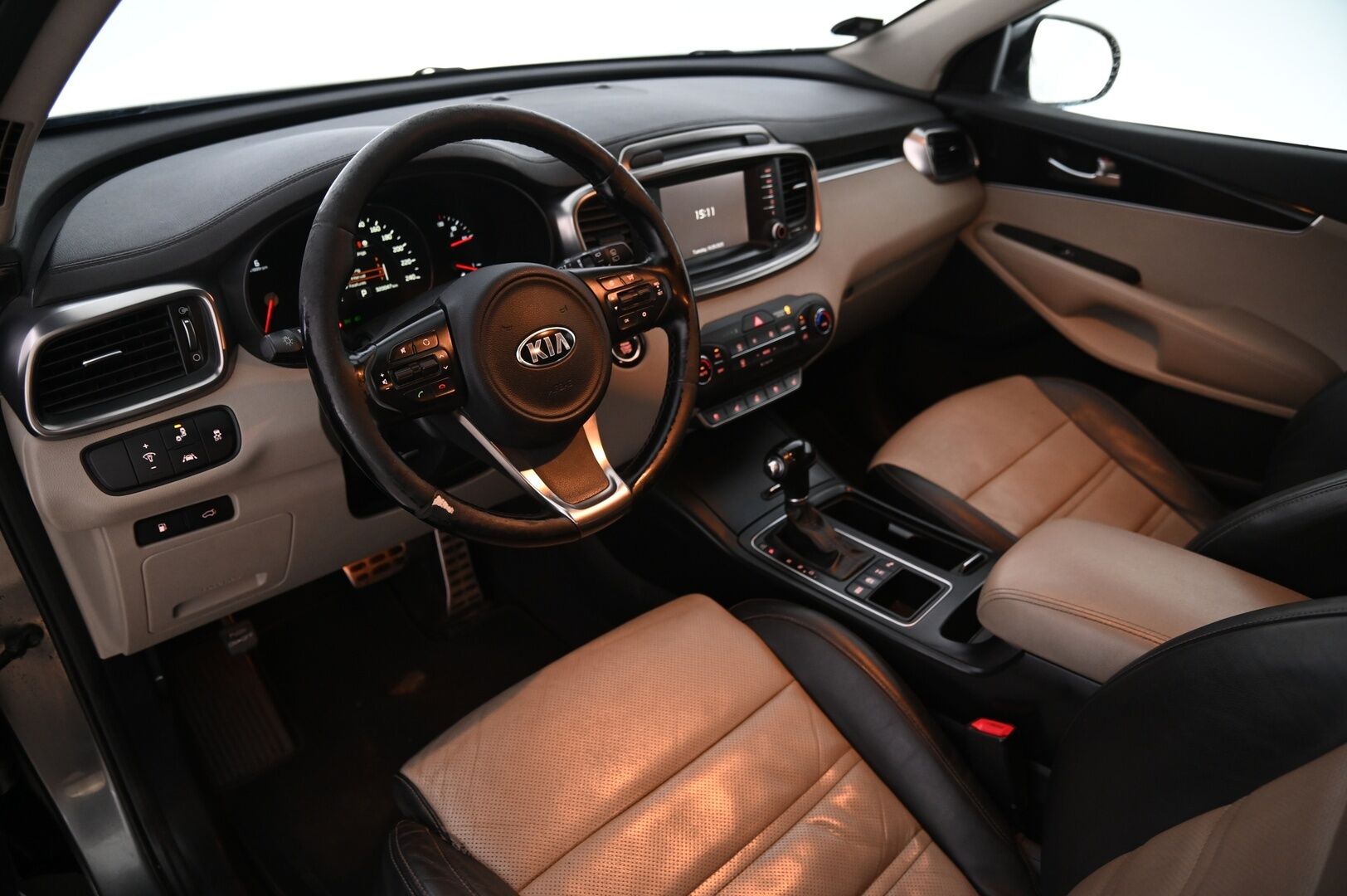 Kia Sorento 2015 2,2 CRDi AWD Business Premium A/T 5P *Myydään Huutokaupat.com* *Ilmastoidut ja lämitettävät nahat / Blis / Sähköpenkit / Kamera / Koukku* - *Webasto / Juuri huollettu / 2x renkaat ja vanteet / Suomiauto / Auto myydään Huutokaupat.com kautta https://huutokaupat.com/kohde/5752636/kia-sorento