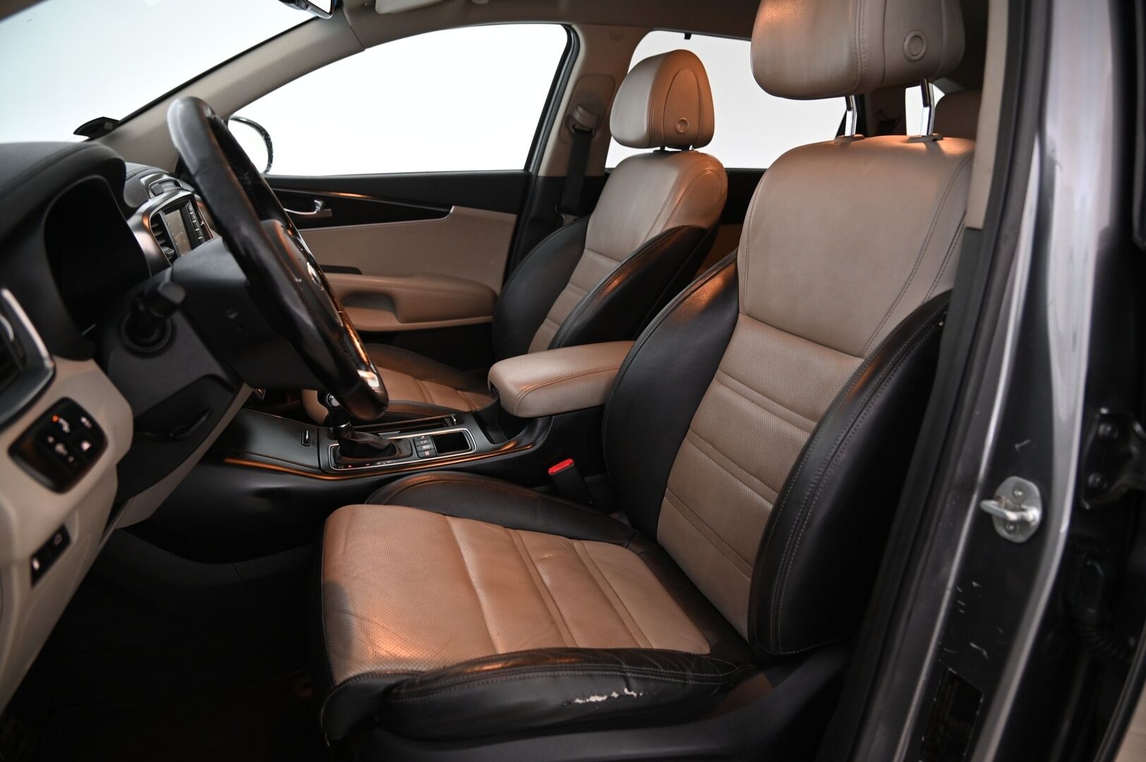 Kia Sorento 2015 2,2 CRDi AWD Business Premium A/T 5P *Myydään Huutokaupat.com* *Ilmastoidut ja lämitettävät nahat / Blis / Sähköpenkit / Kamera / Koukku* - *Webasto / Juuri huollettu / 2x renkaat ja vanteet / Suomiauto / Auto myydään Huutokaupat.com kautta https://huutokaupat.com/kohde/5752636/kia-sorento
