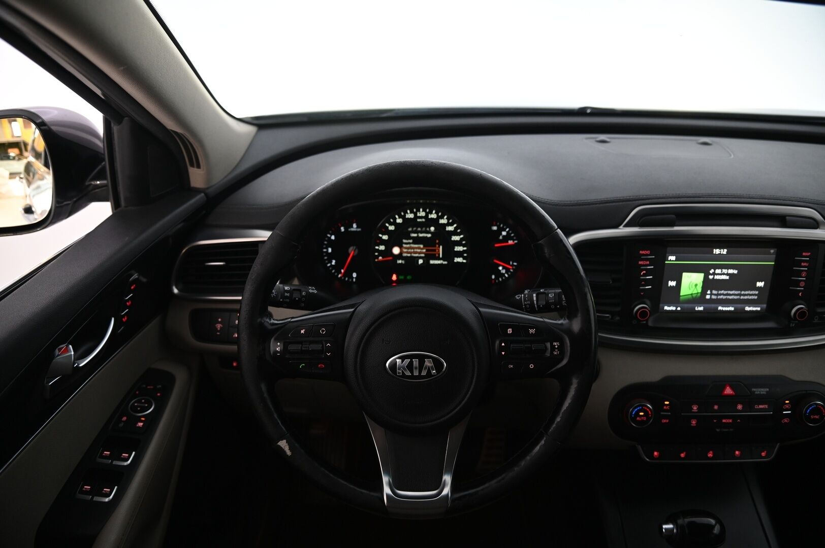 Kia Sorento 2015 2,2 CRDi AWD Business Premium A/T 5P *Myydään Huutokaupat.com* *Ilmastoidut ja lämitettävät nahat / Blis / Sähköpenkit / Kamera / Koukku* - *Webasto / Juuri huollettu / 2x renkaat ja vanteet / Suomiauto / Auto myydään Huutokaupat.com kautta https://huutokaupat.com/kohde/5752636/kia-sorento