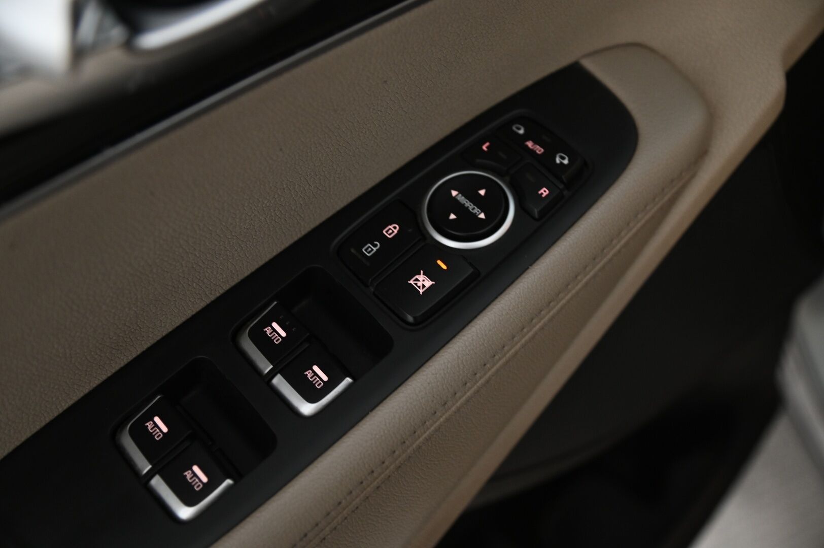 Kia Sorento 2015 2,2 CRDi AWD Business Premium A/T 5P *Myydään Huutokaupat.com* *Ilmastoidut ja lämitettävät nahat / Blis / Sähköpenkit / Kamera / Koukku* - *Webasto / Juuri huollettu / 2x renkaat ja vanteet / Suomiauto / Auto myydään Huutokaupat.com kautta https://huutokaupat.com/kohde/5752636/kia-sorento
